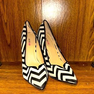 Chevron patterned pumps